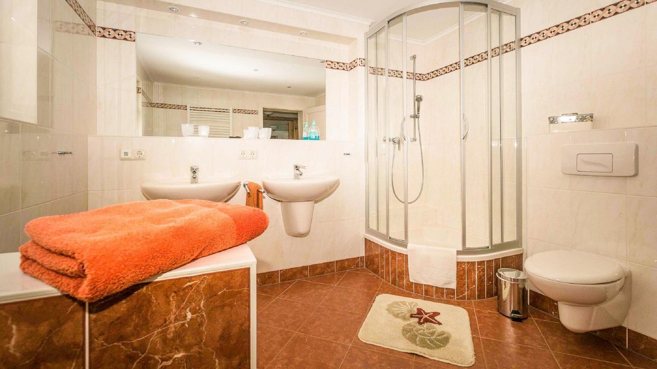 Badezimmer (1) Badezimmer (1)